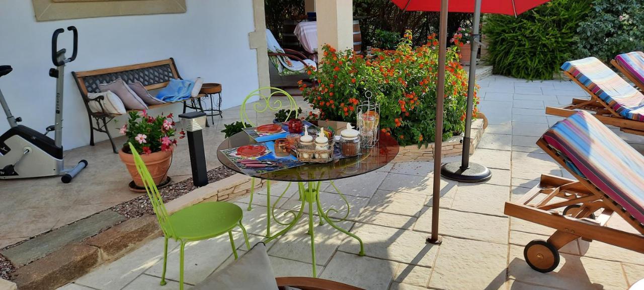 Fenetre Sur Les Alpilles Bed & Breakfast Saint-Martin-de-Crau Bagian luar foto